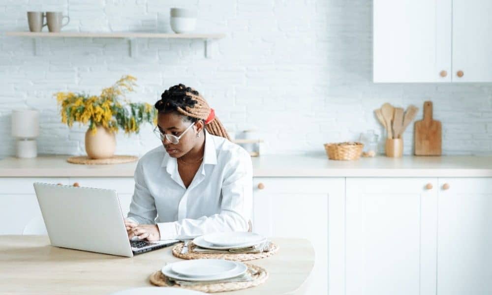 Photo of a freelance worker working from home.