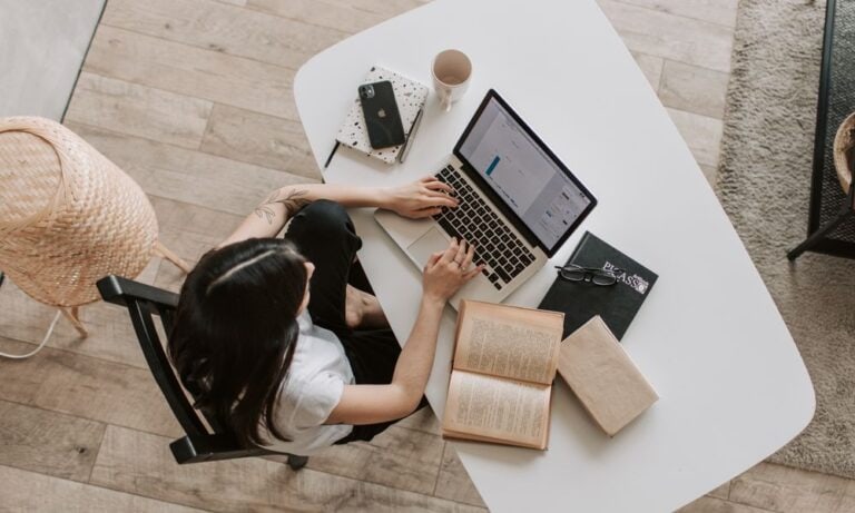 Photo of a Data Analyst in Marketing.
