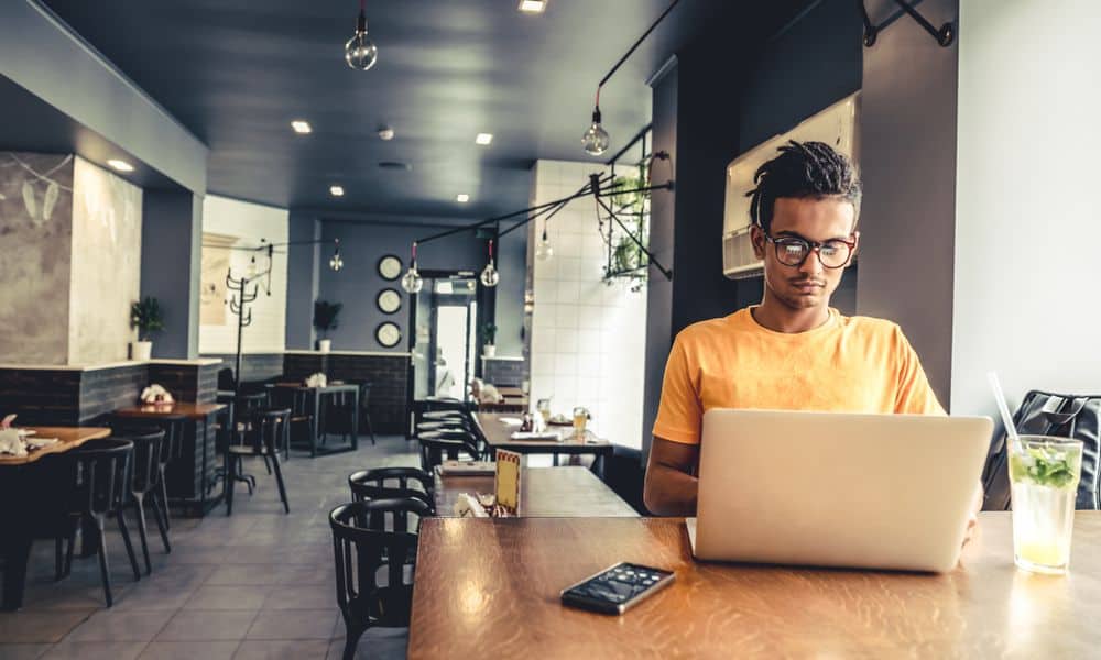 Photo of a freelance digital marketing working remotely.